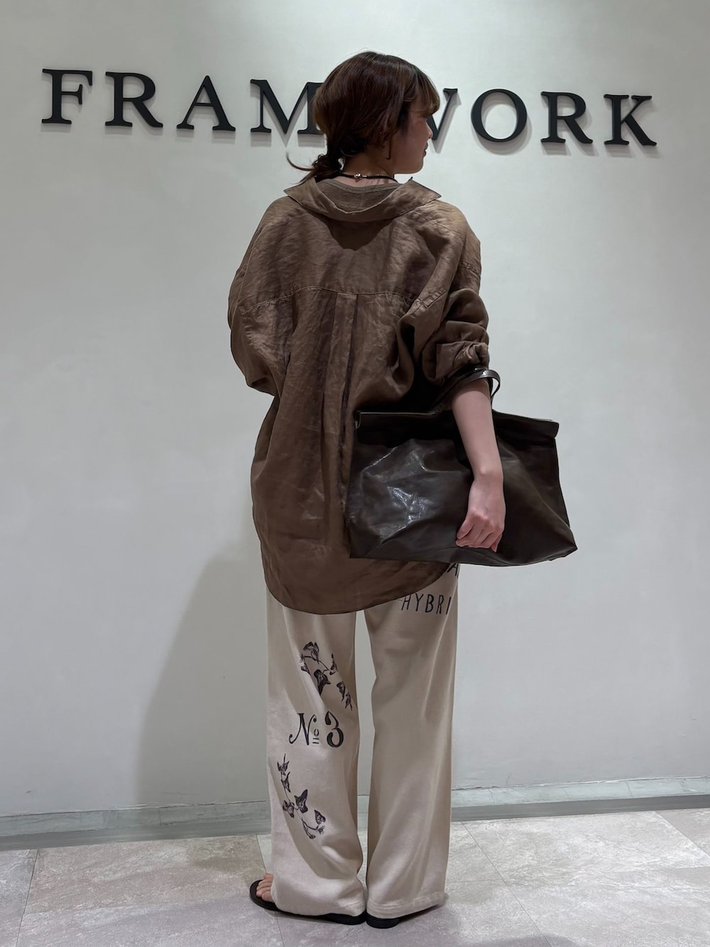 ホワイト系のその他パンツ、ブラウン系のシャツ/ブラウス、ブラウン系のタンクトップを着用したレディースの春コーディネートの3枚目の写真