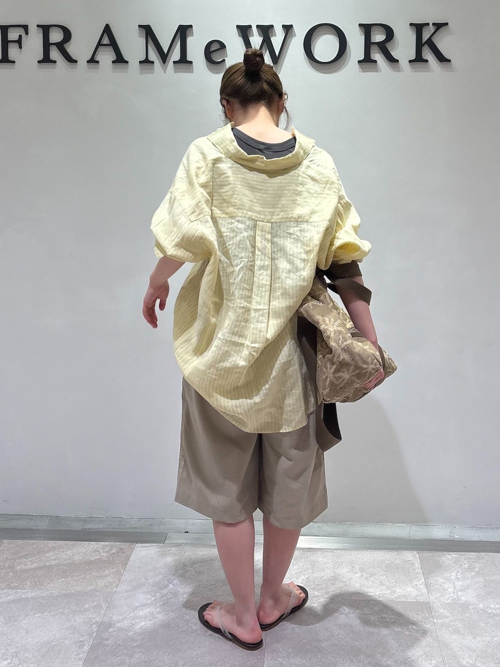 ベージュ系のその他パンツ、イエロー系のシャツ/ブラウス、ブラック系のタンクトップを着用したレディースの夏コーディネートの3枚目の写真