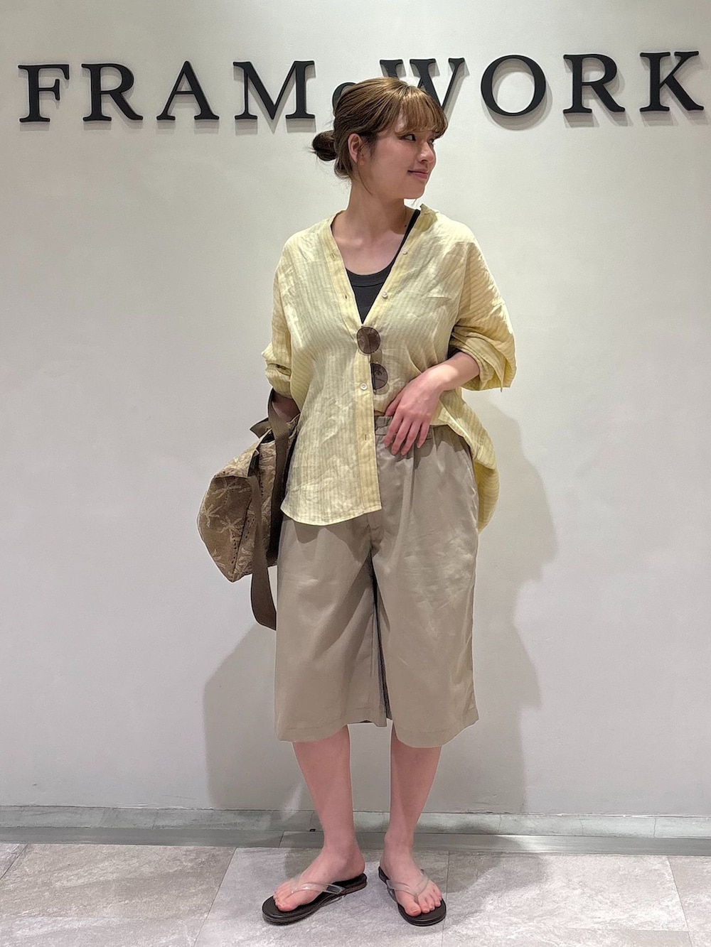 ベージュ系のその他パンツ、イエロー系のシャツ/ブラウス、ブラック系のタンクトップを着用したレディースの夏コーディネートの4枚目の写真