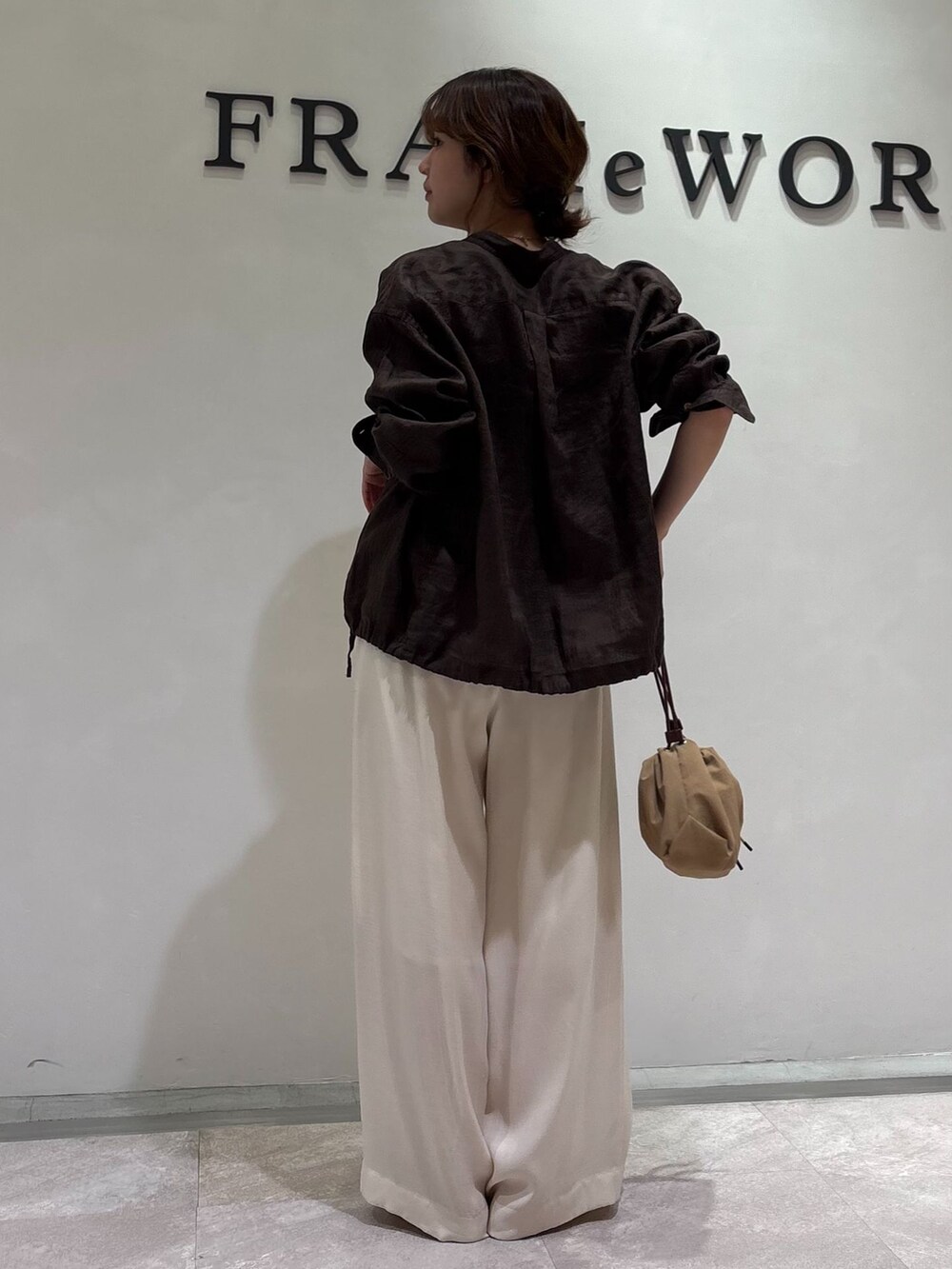 ホワイト系のその他パンツ、ブラウン系のタンクトップ、ベージュ系のハンドバッグを着用したレディースの春コーディネートの3枚目の写真
