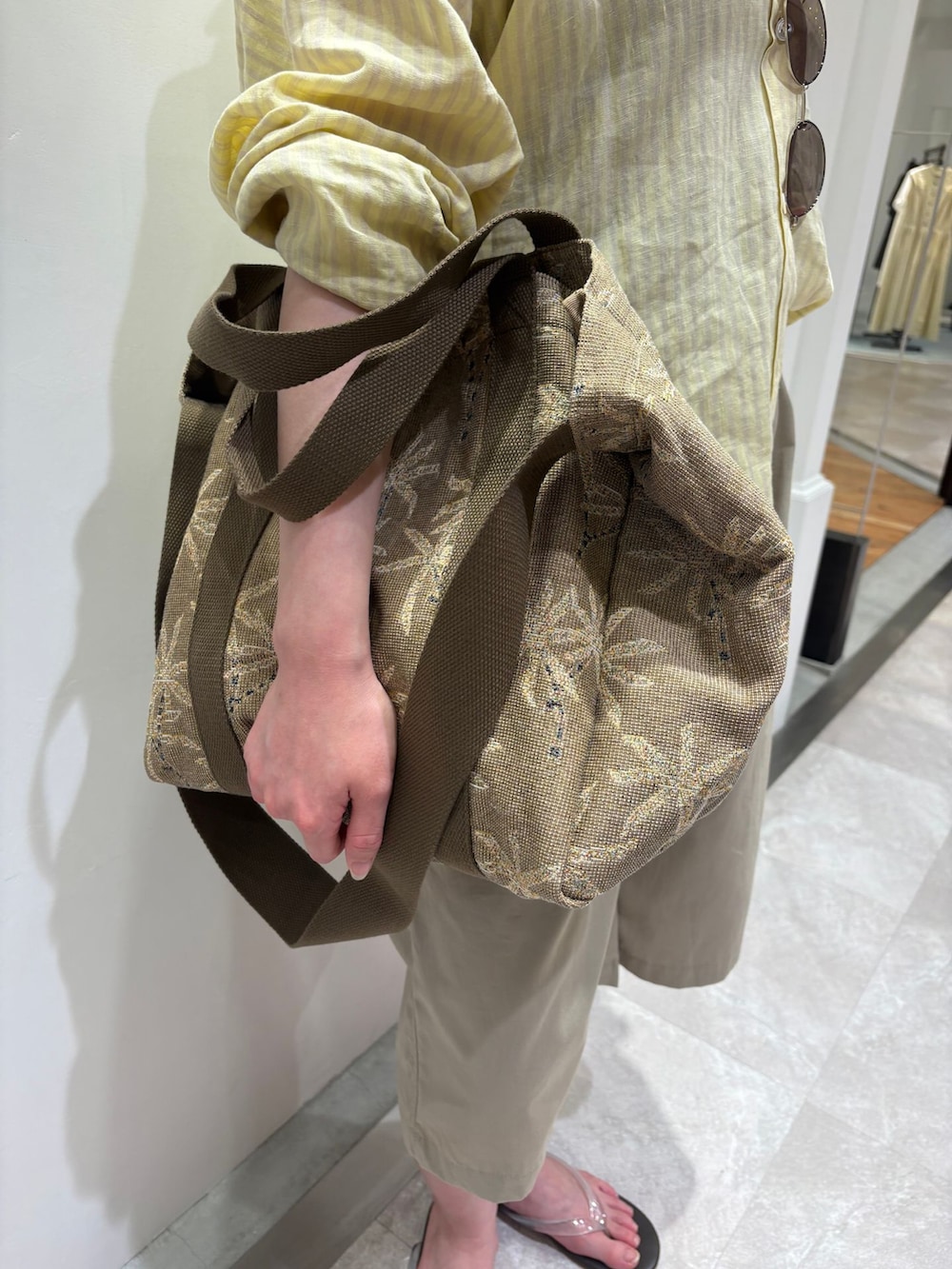 ベージュ系のその他パンツ、イエロー系のシャツ/ブラウス、ブラック系のタンクトップを着用したレディースの夏コーディネートの6枚目の写真