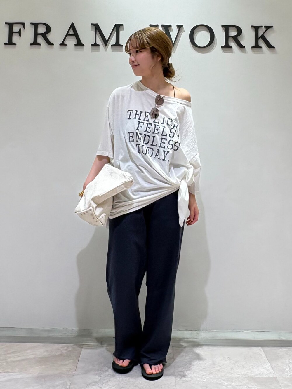 ブラック系のサンダル、ブルー系のその他パンツ、ホワイト系のTシャツ/カットソーを着用したレディースの夏コーディネートの5枚目の写真