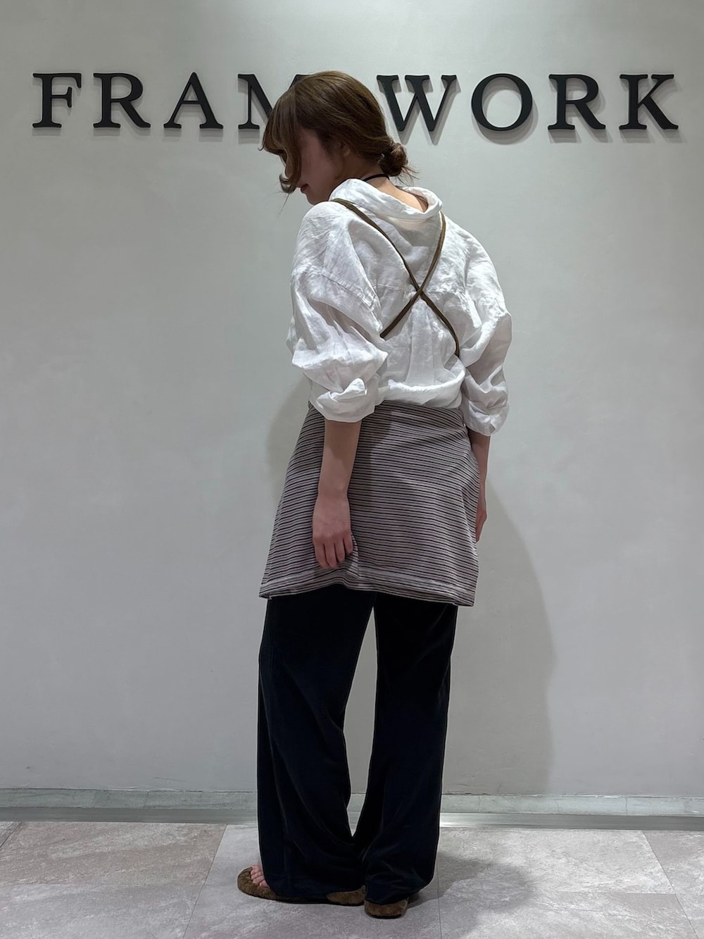 ブラック系のその他パンツ、ホワイト系のシャツ/ブラウス、レッド系のTシャツ/カットソーを着用したレディースの夏コーディネートの3枚目の写真