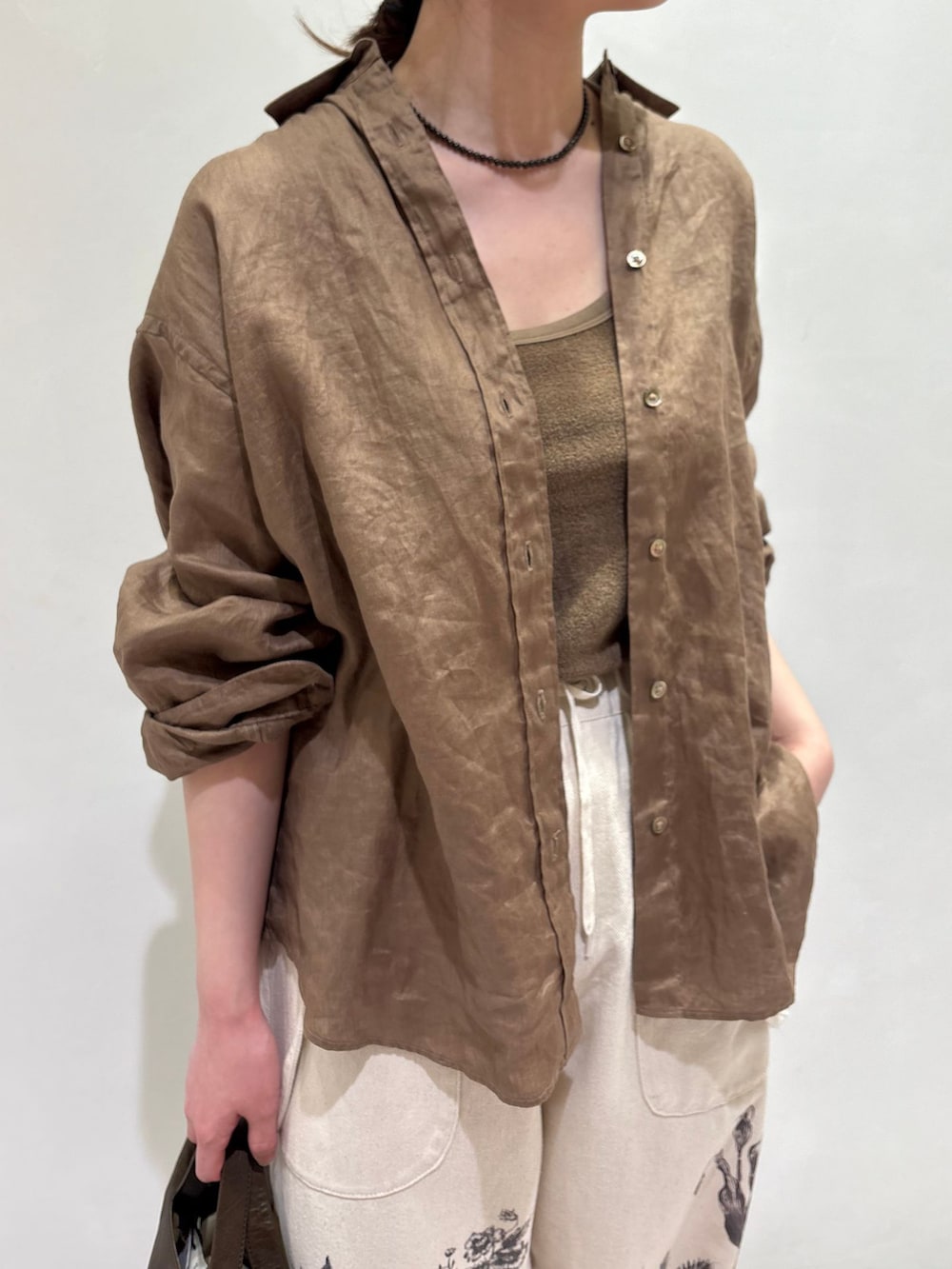 ホワイト系のその他パンツ、ブラウン系のシャツ/ブラウス、ブラウン系のタンクトップを着用したレディースの春コーディネートの5枚目の写真