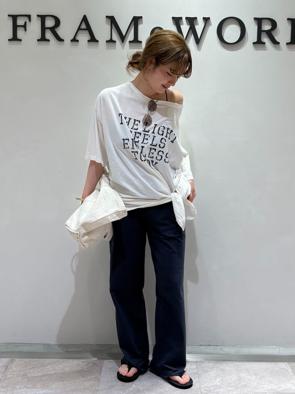 ブラック系のサンダル、ブルー系のその他パンツ、ホワイト系のTシャツ/カットソーを着用したレディースの夏コーディネートの2枚目の写真