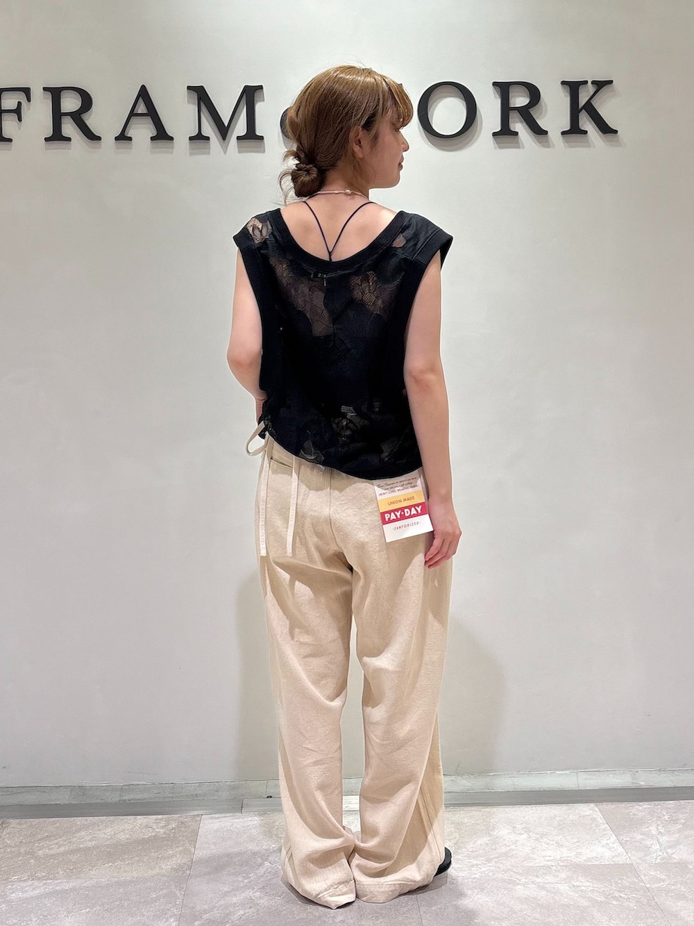 ホワイト系のその他パンツ、ブラック系のサンダルを着用したレディースの夏コーディネートの3枚目の写真