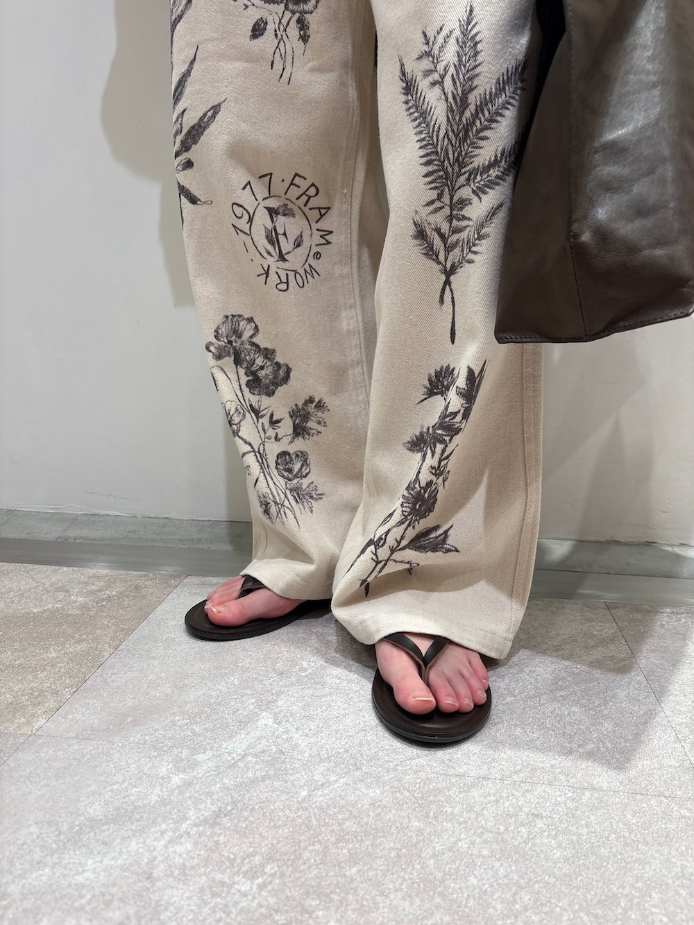 ホワイト系のその他パンツ、ブラウン系のシャツ/ブラウス、ブラウン系のタンクトップを着用したレディースの春コーディネートの8枚目の写真