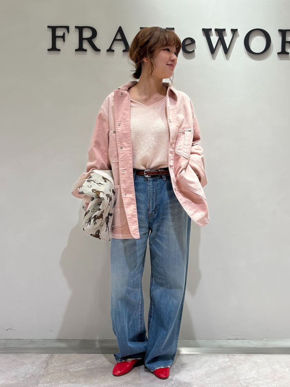 レッド系のその他シューズ、レッド系のデニムジャケット、ブルー系のデニムパンツを着用したレディースの冬コーディネートの5枚目の写真