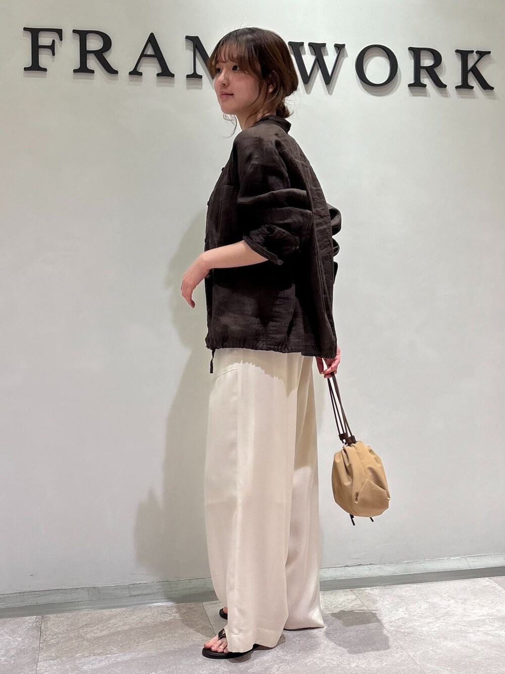 ホワイト系のその他パンツ、ブラウン系のタンクトップ、ベージュ系のハンドバッグを着用したレディースの春コーディネートの2枚目の写真