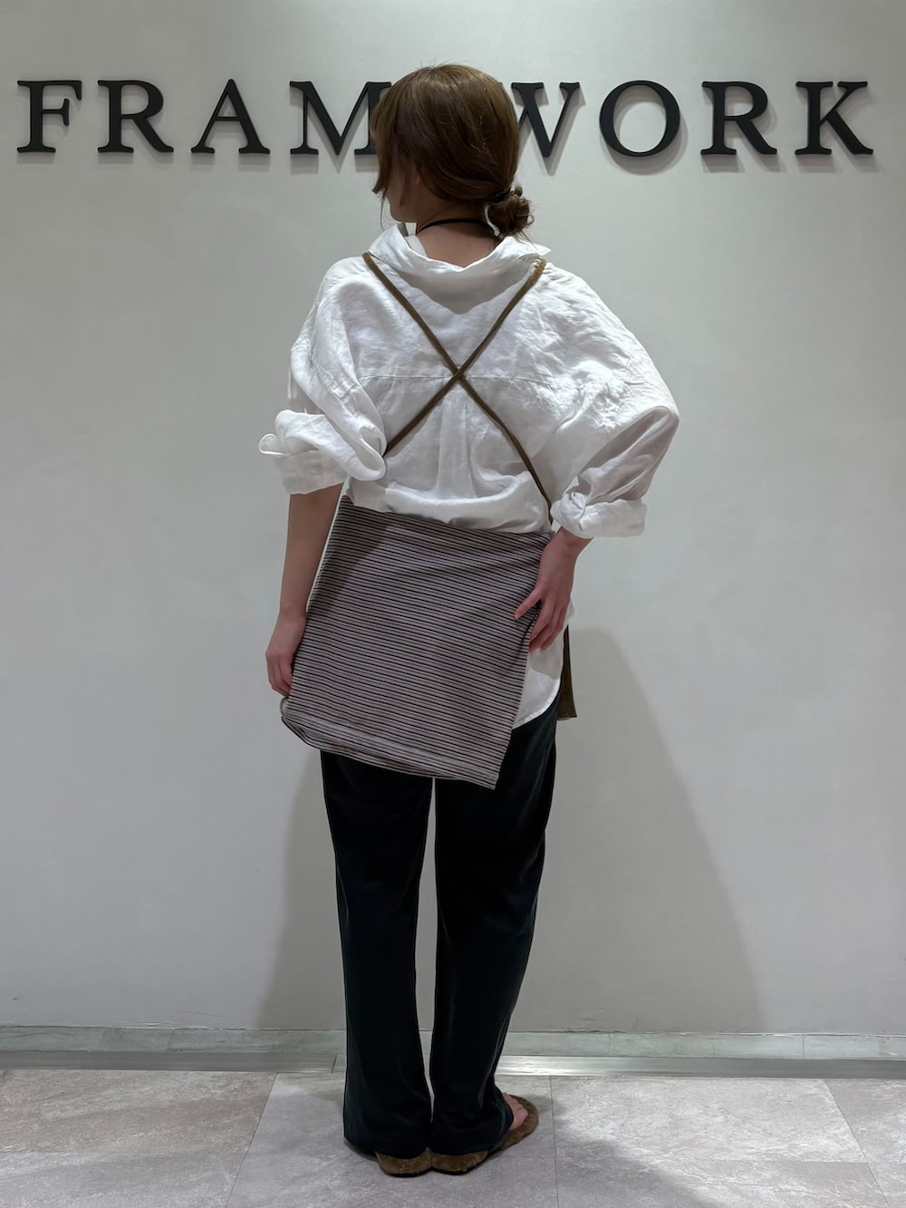 ブラック系のその他パンツ、ホワイト系のシャツ/ブラウス、レッド系のTシャツ/カットソーを着用したレディースの夏コーディネートの4枚目の写真