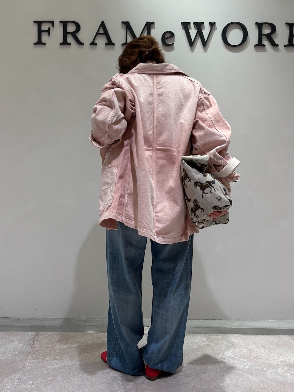 レッド系のその他シューズ、レッド系のデニムジャケット、ブルー系のデニムパンツを着用したレディースの冬コーディネートの3枚目の写真