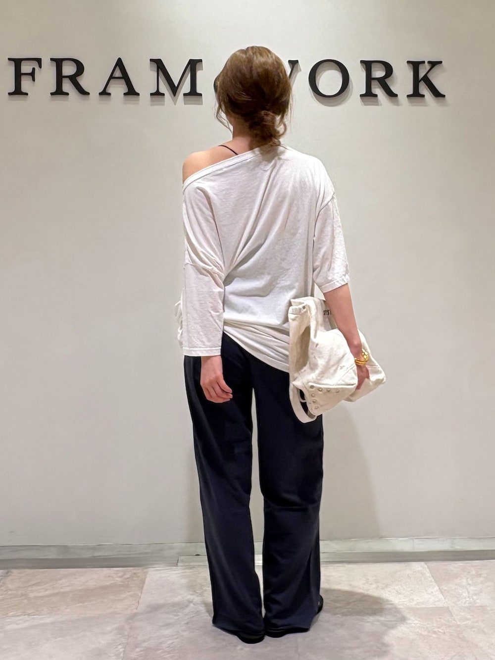 ブラック系のサンダル、ブルー系のその他パンツ、ホワイト系のTシャツ/カットソーを着用したレディースの夏コーディネートの4枚目の写真
