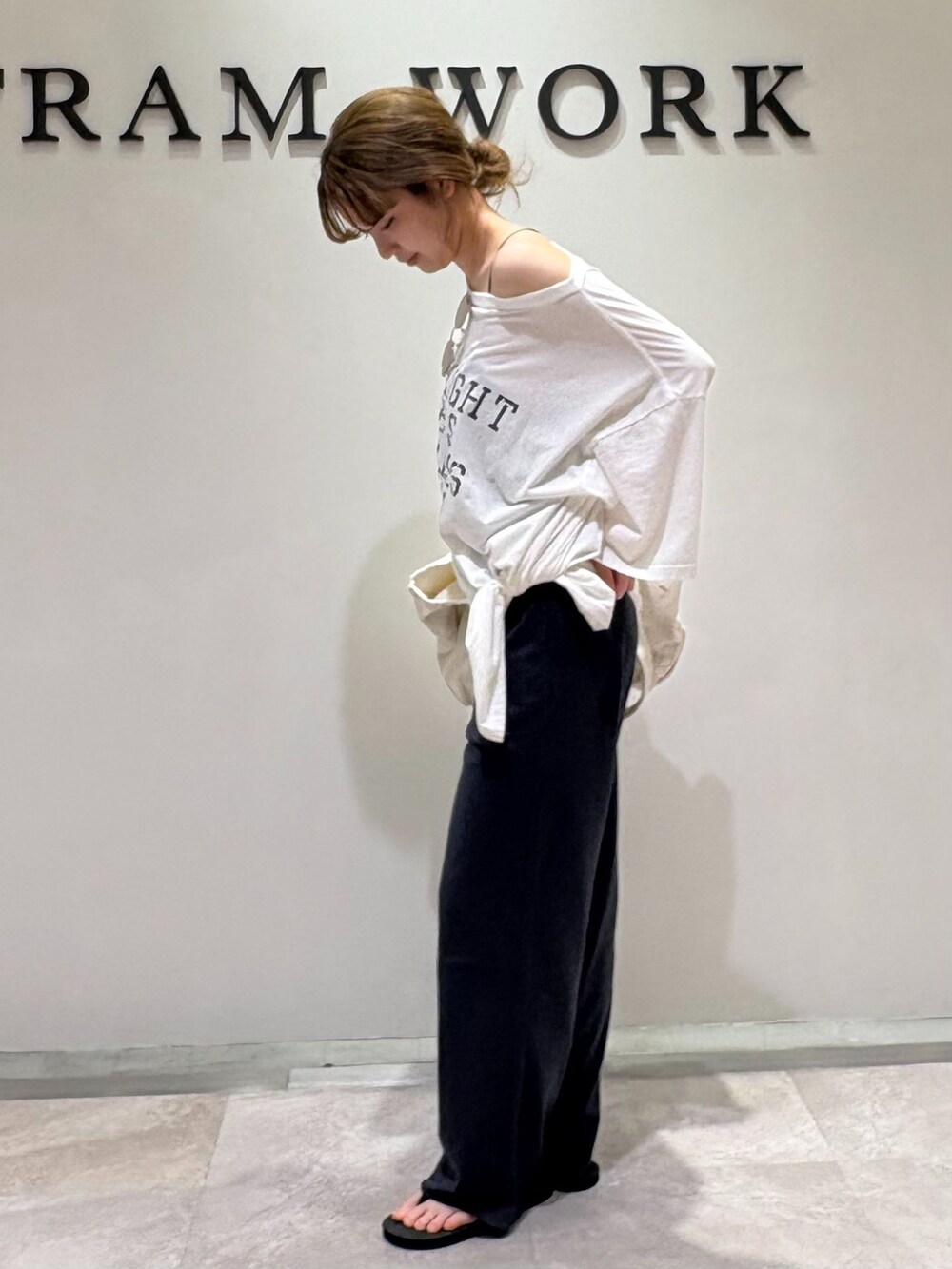 ブラック系のサンダル、ブルー系のその他パンツ、ホワイト系のTシャツ/カットソーを着用したレディースの夏コーディネートの3枚目の写真