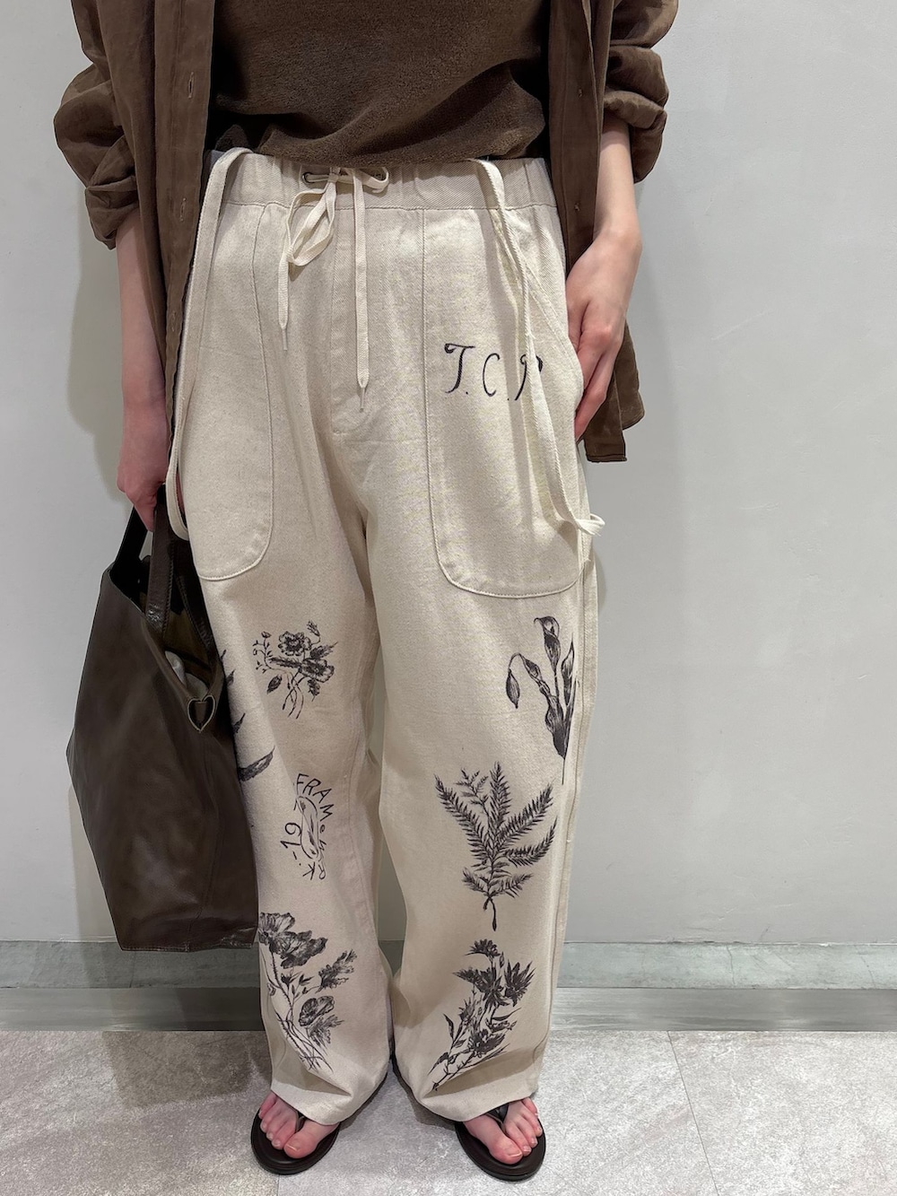 ホワイト系のその他パンツ、ブラウン系のシャツ/ブラウス、ブラウン系のタンクトップを着用したレディースの春コーディネートの6枚目の写真