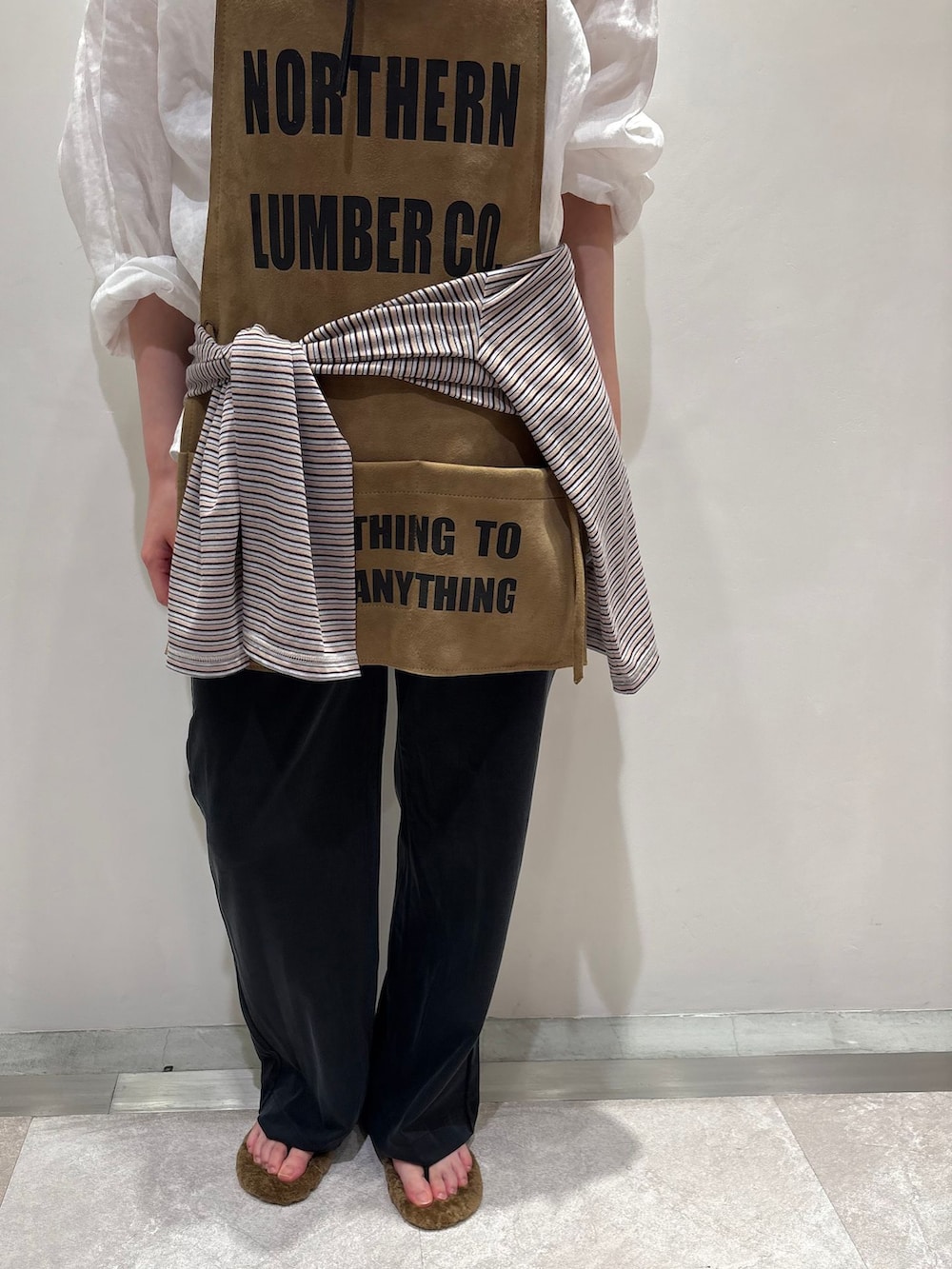 ブラック系のその他パンツ、ホワイト系のシャツ/ブラウス、レッド系のTシャツ/カットソーを着用したレディースの夏コーディネートの7枚目の写真