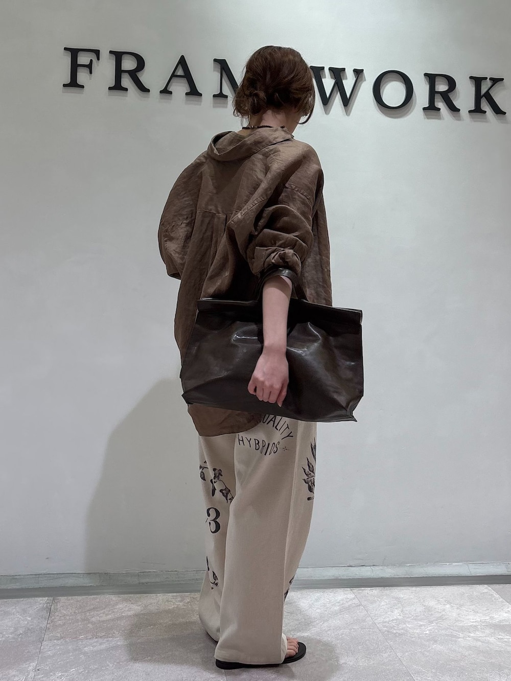 ホワイト系のその他パンツ、ブラウン系のシャツ/ブラウス、ブラウン系のタンクトップを着用したレディースの春コーディネートの4枚目の写真