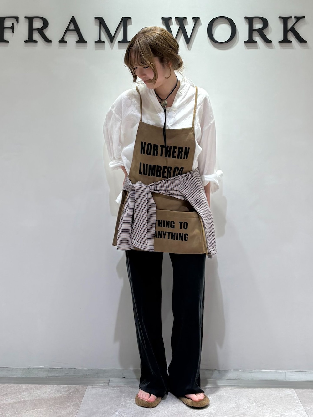 ブラック系のその他パンツ、ホワイト系のシャツ/ブラウス、レッド系のTシャツ/カットソーを着用したレディースの夏コーディネートの5枚目の写真