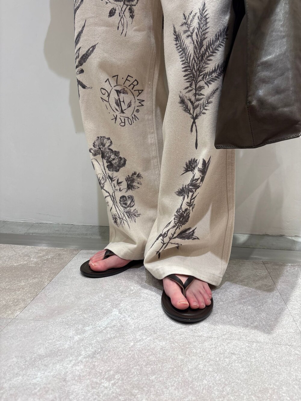 ホワイト系のその他パンツ、ブラウン系のシャツ/ブラウス、ブラウン系のタンクトップを着用したレディースの春コーディネートの8枚目の写真