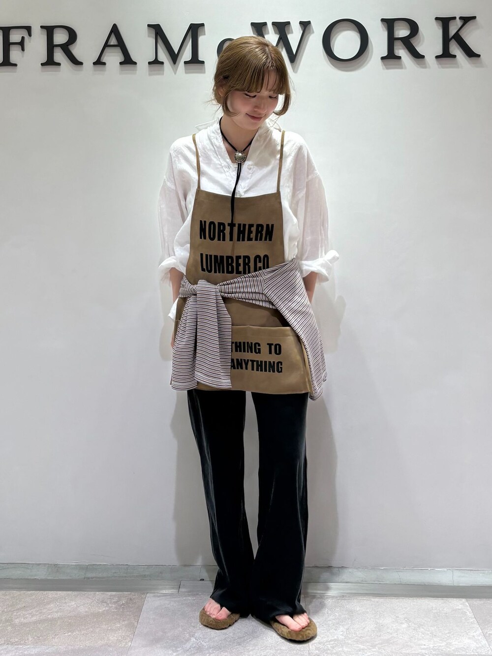 ブラック系のその他パンツ、ホワイト系のシャツ/ブラウス、レッド系のTシャツ/カットソーを着用したレディースの夏コーディネートの2枚目の写真