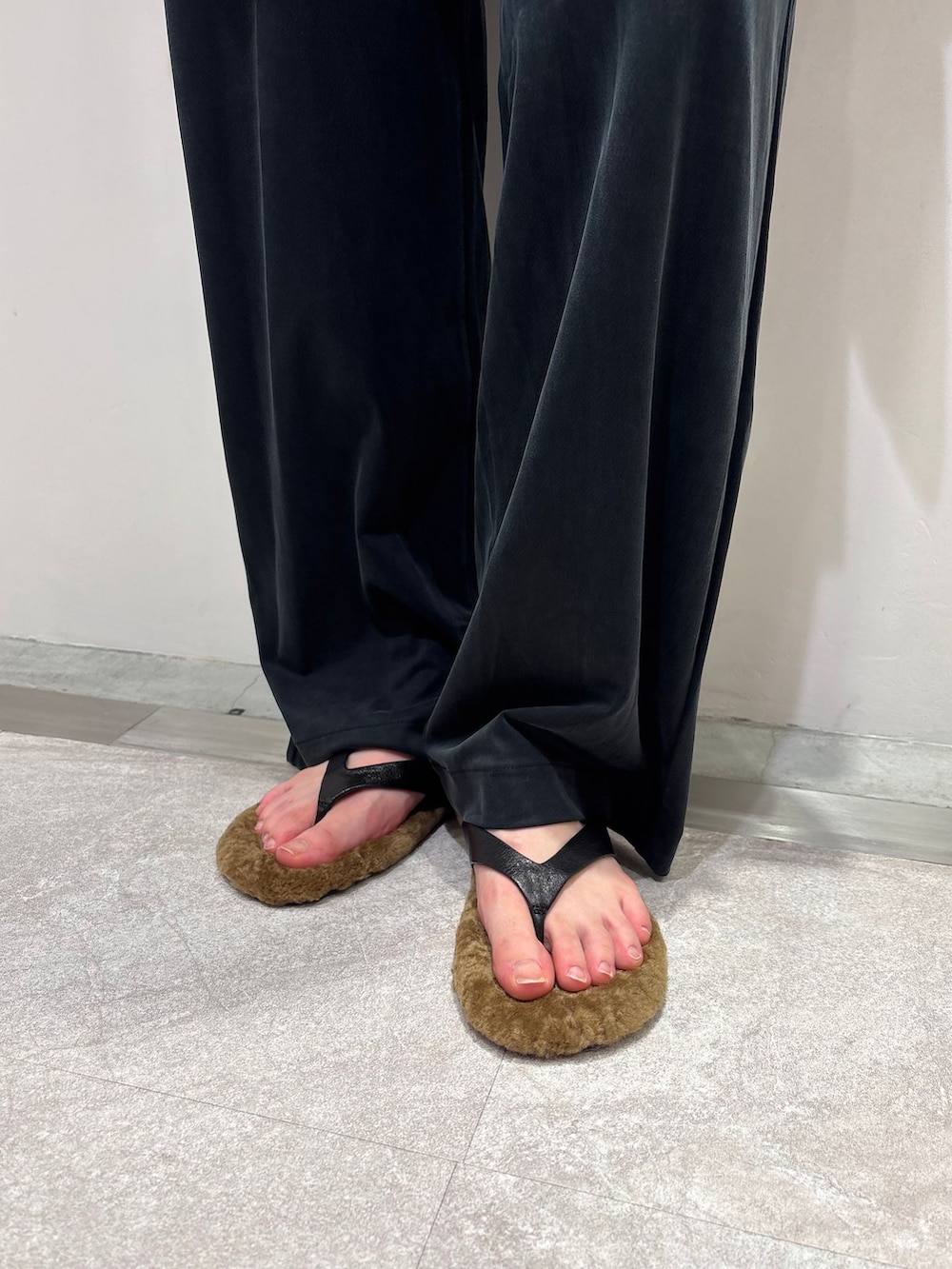 ブラック系のその他パンツ、ホワイト系のシャツ/ブラウス、レッド系のTシャツ/カットソーを着用したレディースの夏コーディネートの8枚目の写真