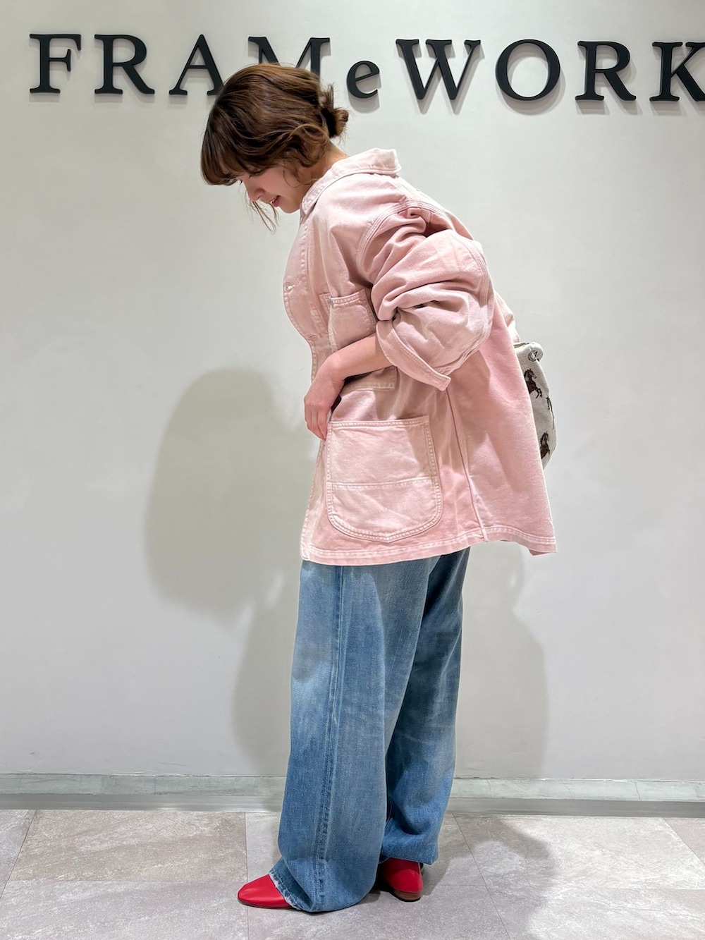 レッド系のその他シューズ、レッド系のデニムジャケット、ブルー系のデニムパンツを着用したレディースの冬コーディネートの4枚目の写真