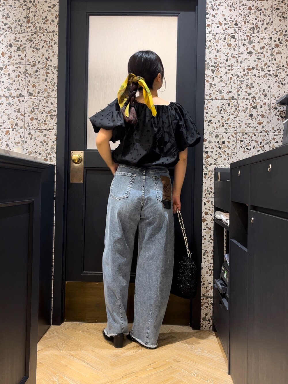 ブルー系のその他パンツ、ブラック系のシャツ/ブラウスを着用したレディースの春コーディネートの2枚目の写真