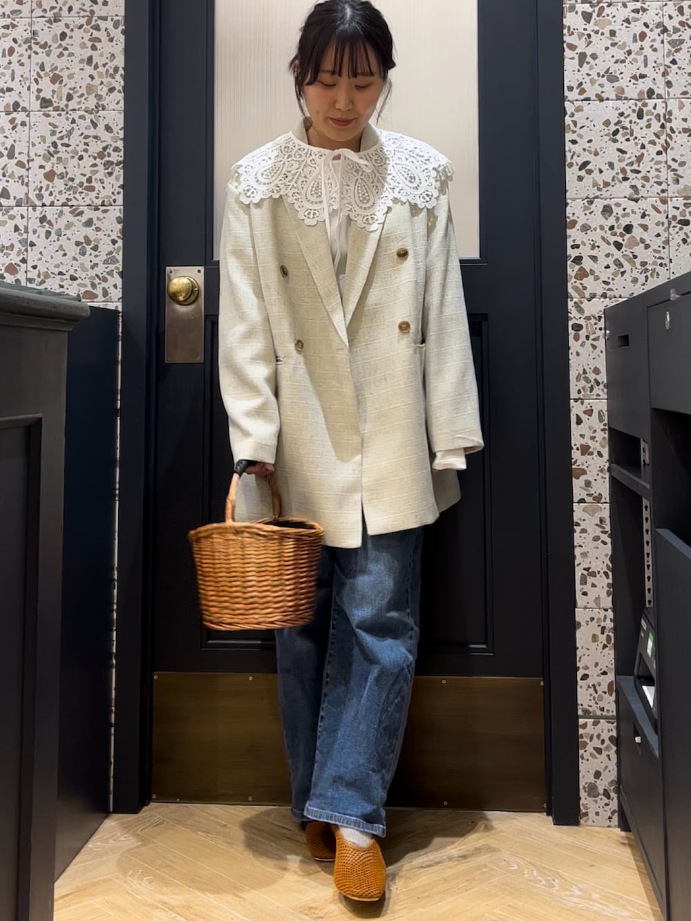 ベージュ系のノーカラージャケット、ホワイト系のTシャツ/カットソー、ブルー系のその他パンツを着用したレディースの春コーディネートの2枚目の写真