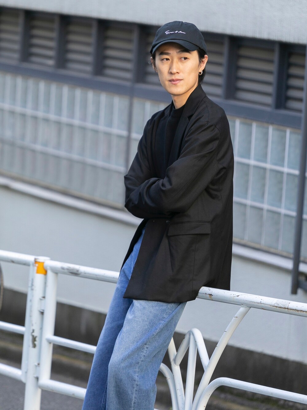 ブラック系のテーラードジャケット、ブルー系のデニムパンツ、ブラック系のドレスシューズを着用したメンズの冬コーディネートの2枚目の写真