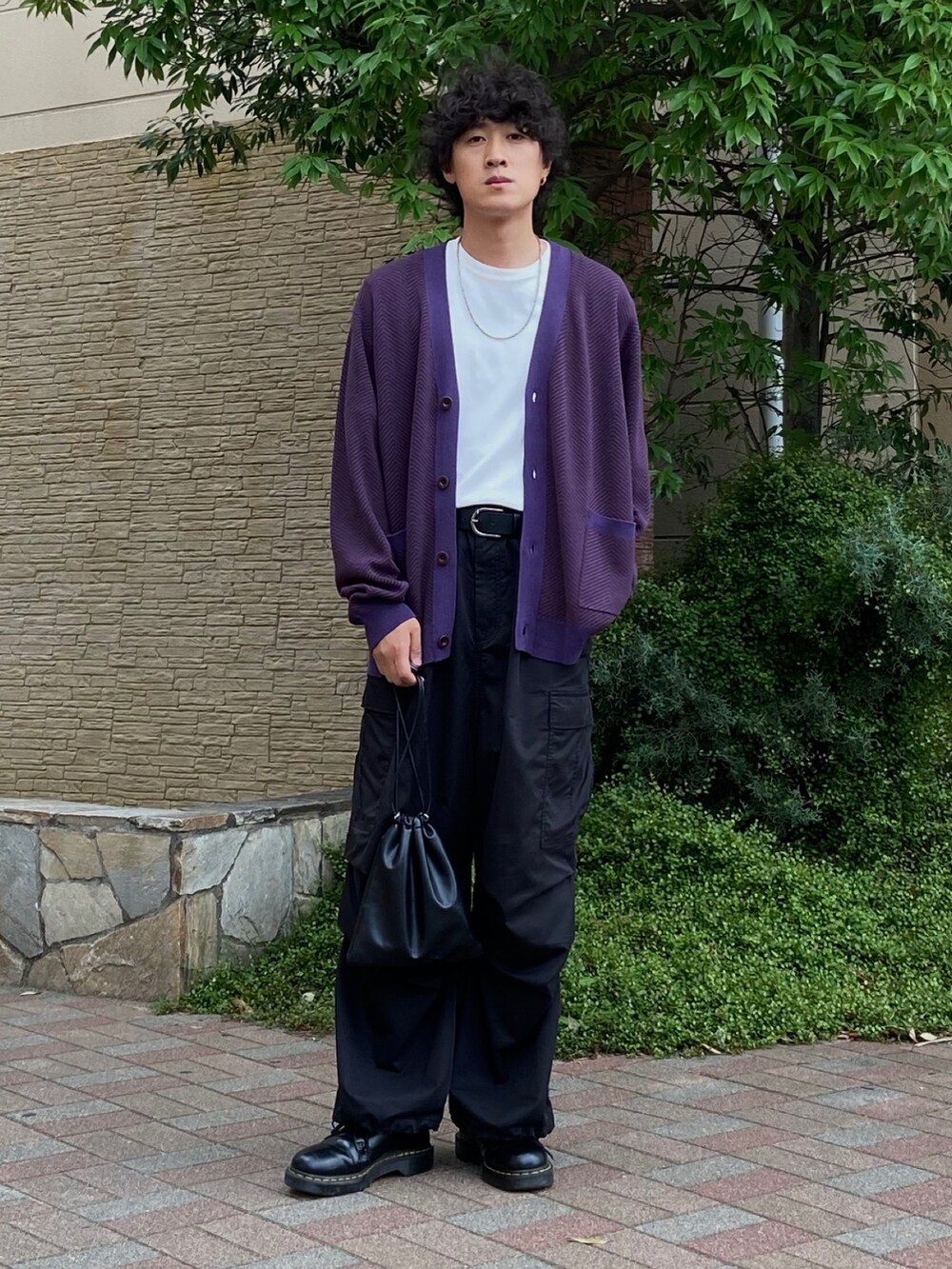 ホワイト系のTシャツ/カットソー、パープル系のカーディガン/ボレロ、ブラック系のショルダーバッグを着用したメンズの夏コーディネートの2枚目の写真