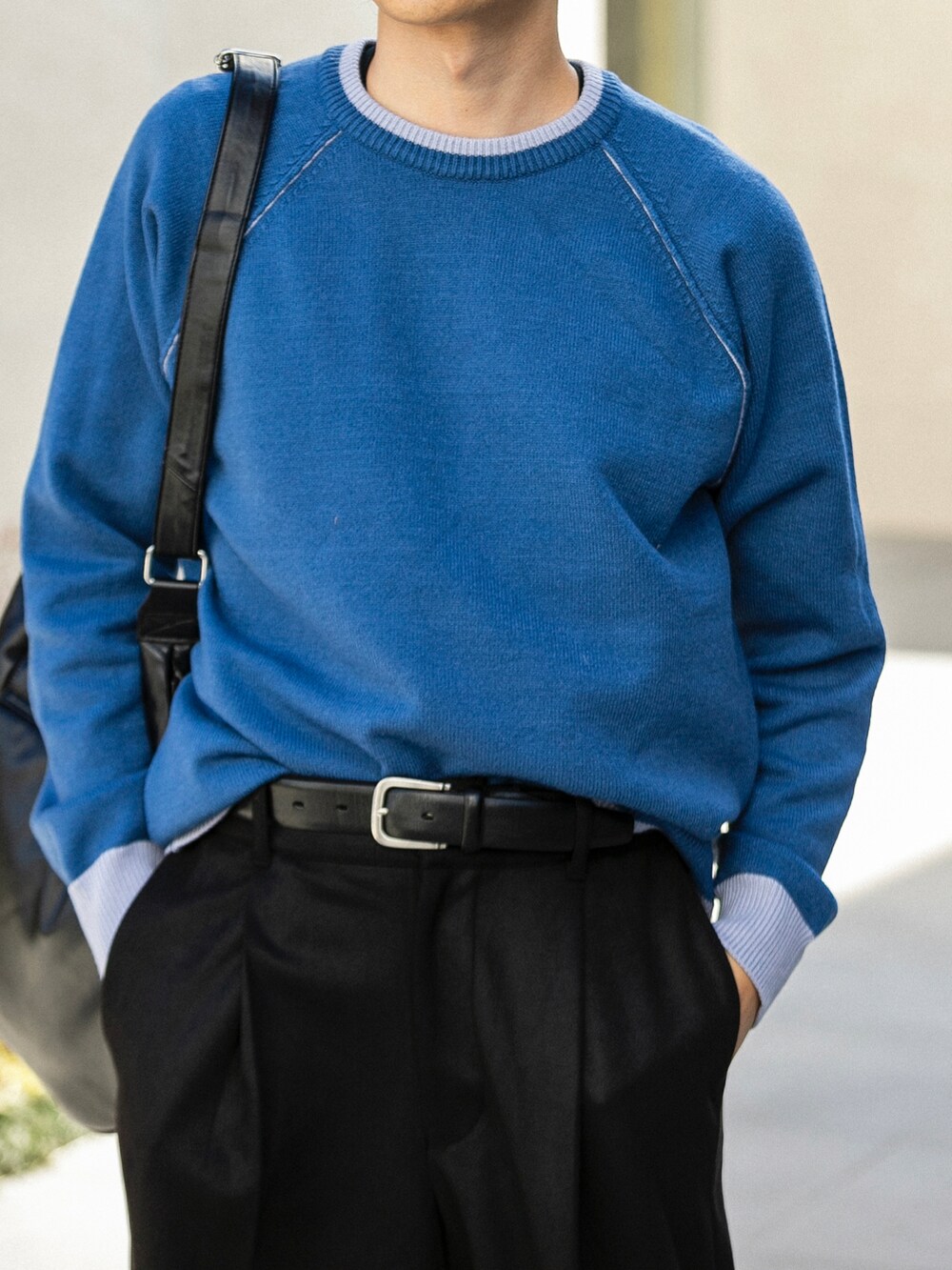 ブルー系のニット/セーター、ブラック系のその他パンツ、ブラック系のショルダーバッグを着用したメンズの冬コーディネートの2枚目の写真