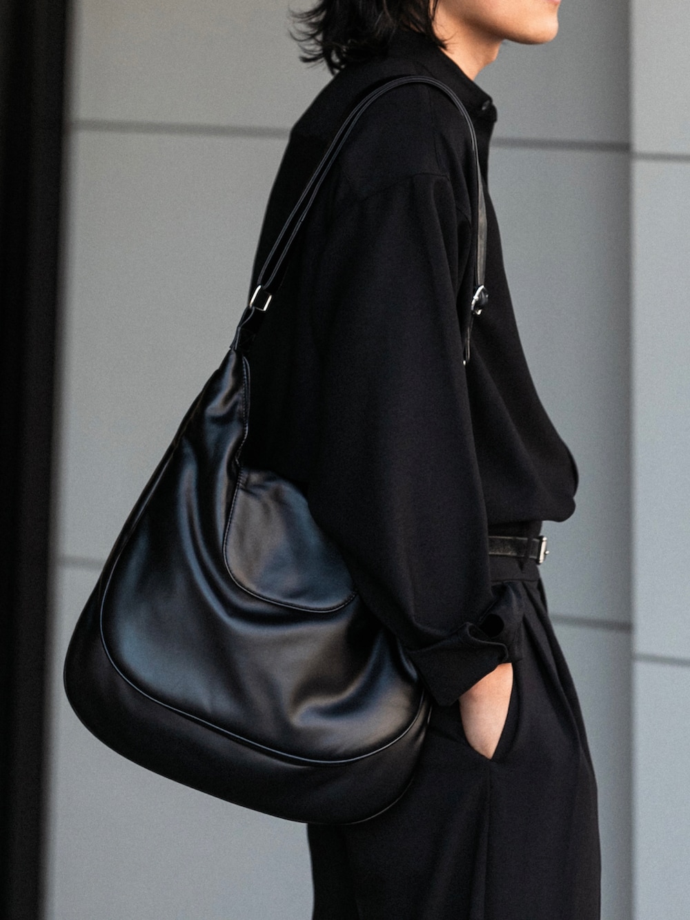 ブラック系のスラックス、ブラック系のシャツ/ブラウス、ブラック系のショルダーバッグを着用したメンズの秋コーディネートの5枚目の写真