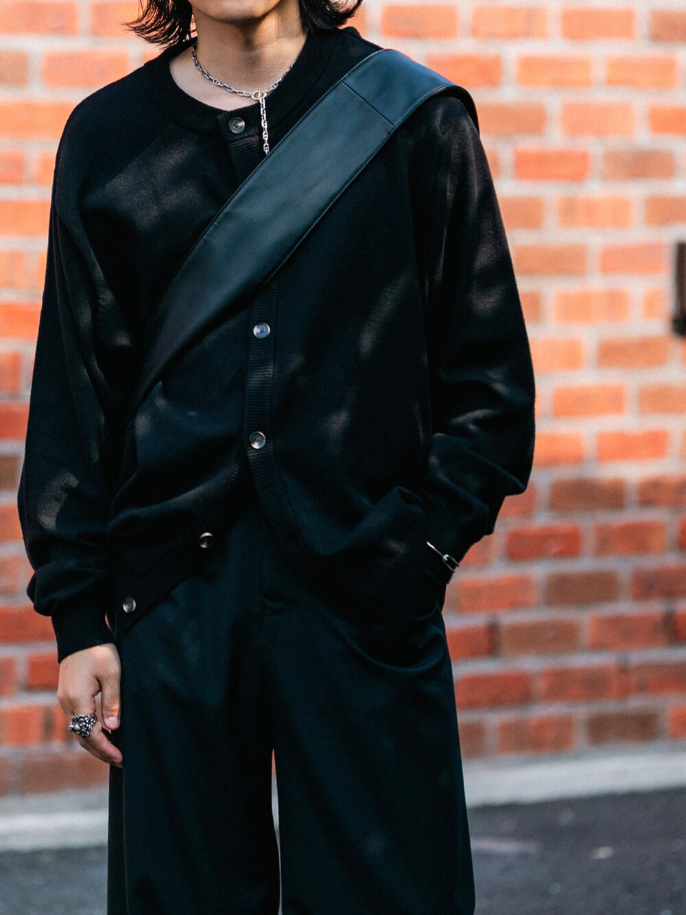 ブラック系のカーディガン/ボレロ、ブラック系のショルダーバッグを着用したメンズの秋コーディネートの4枚目の写真