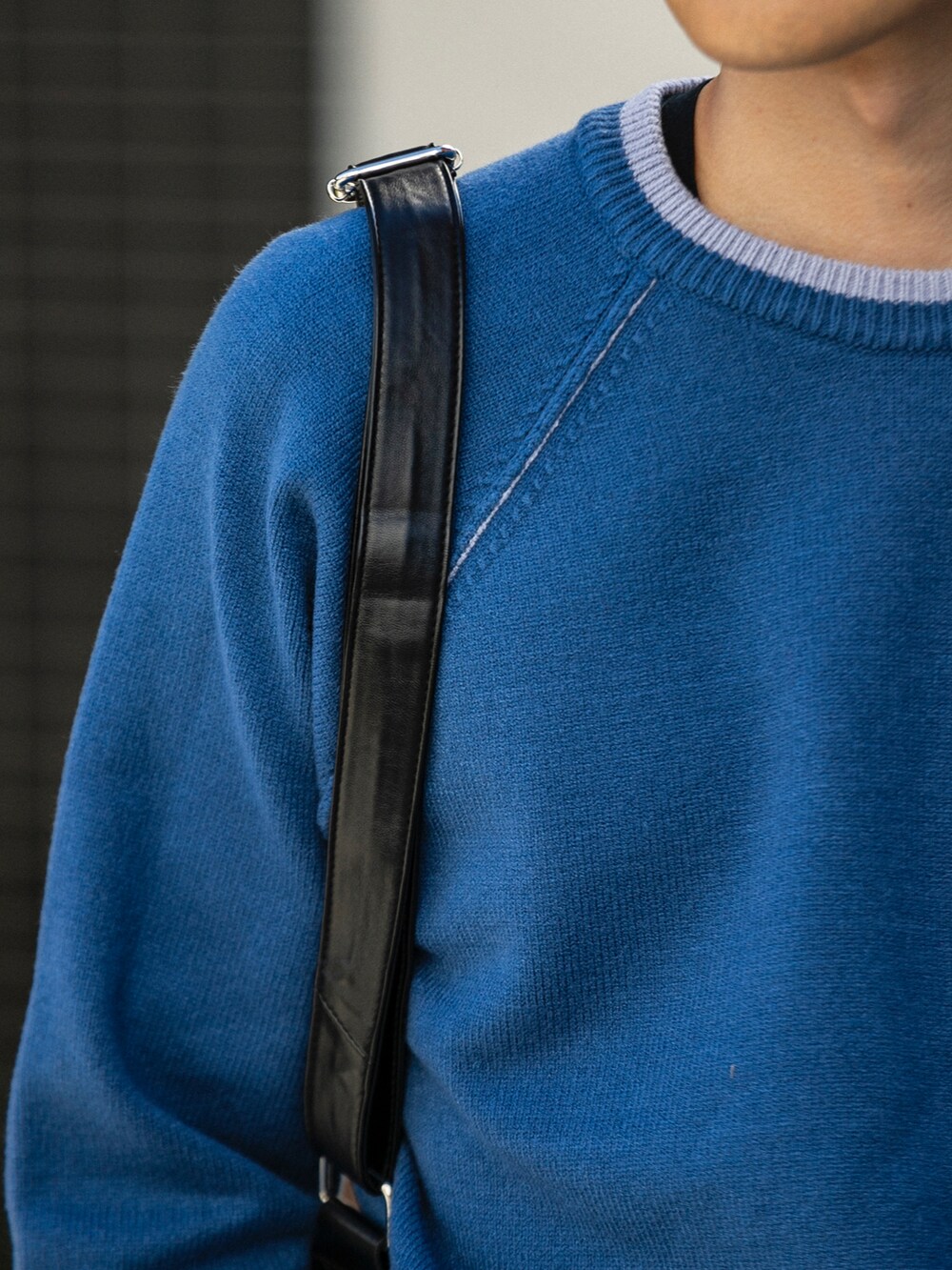 ブルー系のニット/セーター、ブラック系のその他パンツ、ブラック系のショルダーバッグを着用したメンズの冬コーディネートの4枚目の写真