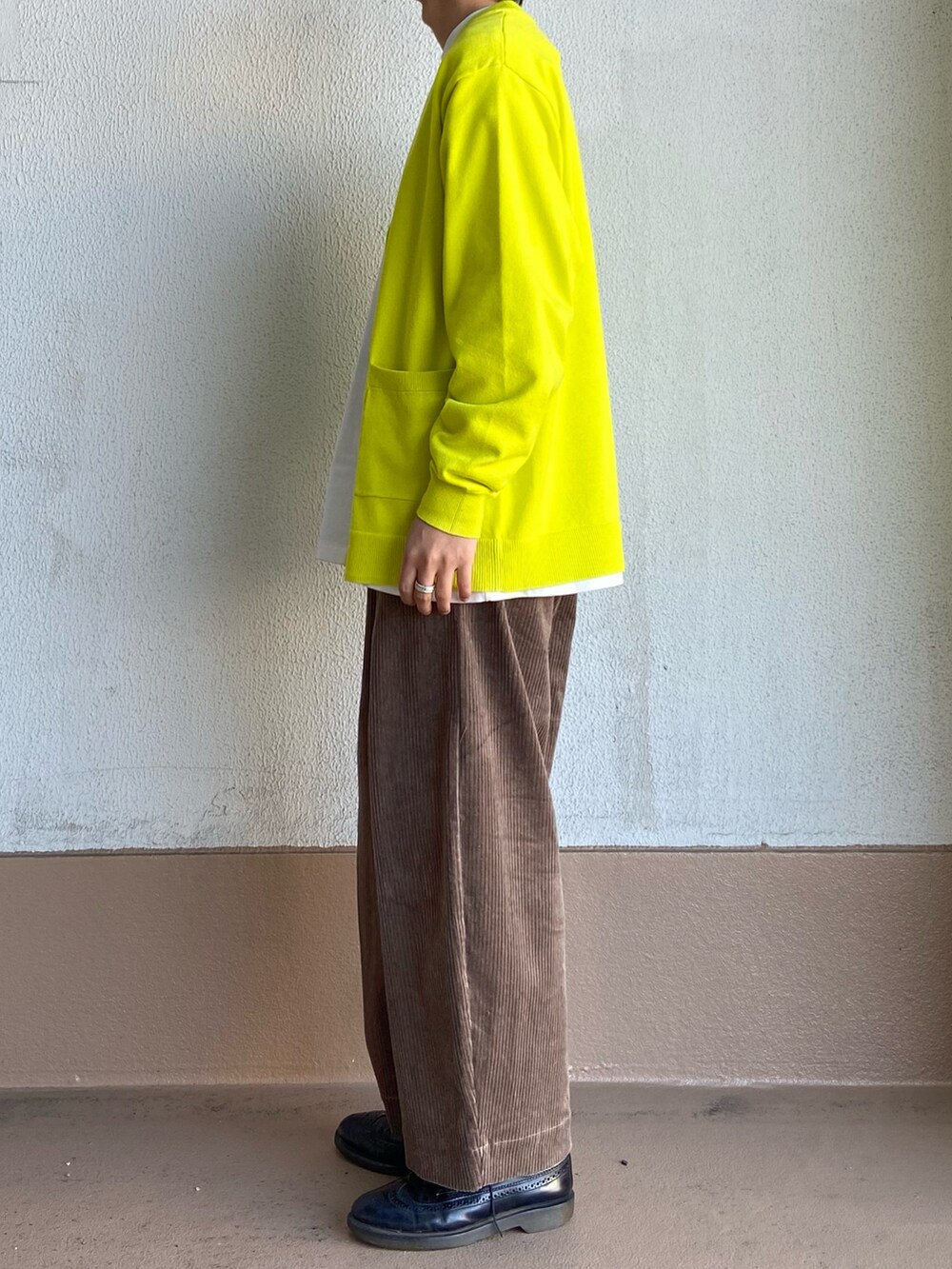ホワイト系のTシャツ/カットソー、ベージュ系のその他パンツ、イエロー系のカーディガン/ボレロを着用したメンズの冬コーディネートの2枚目の写真