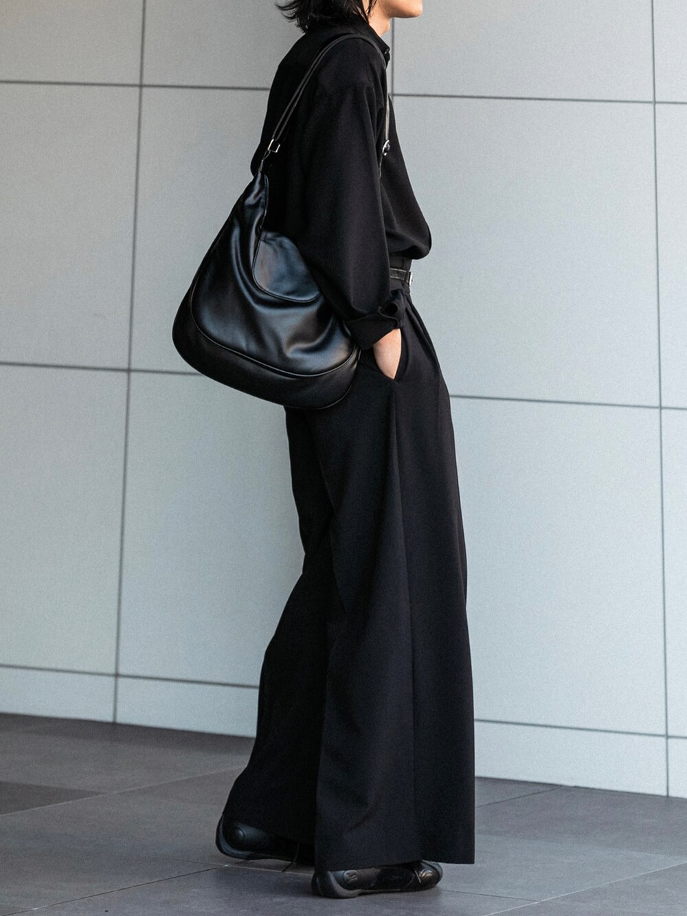 ブラック系のスラックス、ブラック系のシャツ/ブラウス、ブラック系のショルダーバッグを着用したメンズの秋コーディネートの2枚目の写真