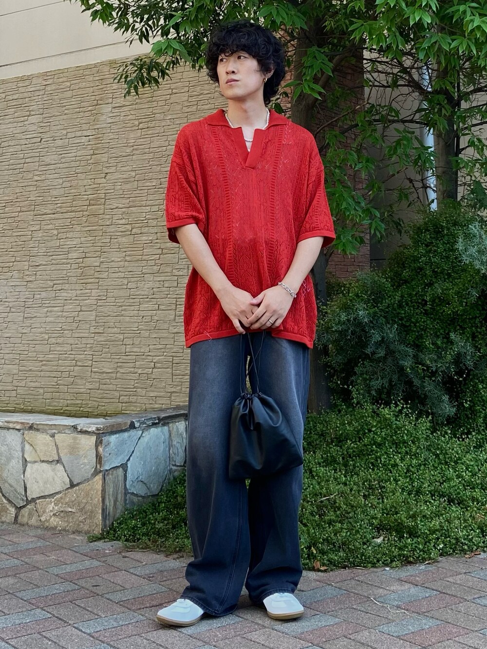 ホワイト系のタンクトップ、レッド系のニット/セーター、ブラック系のデニムパンツを着用したメンズの夏コーディネートの2枚目の写真