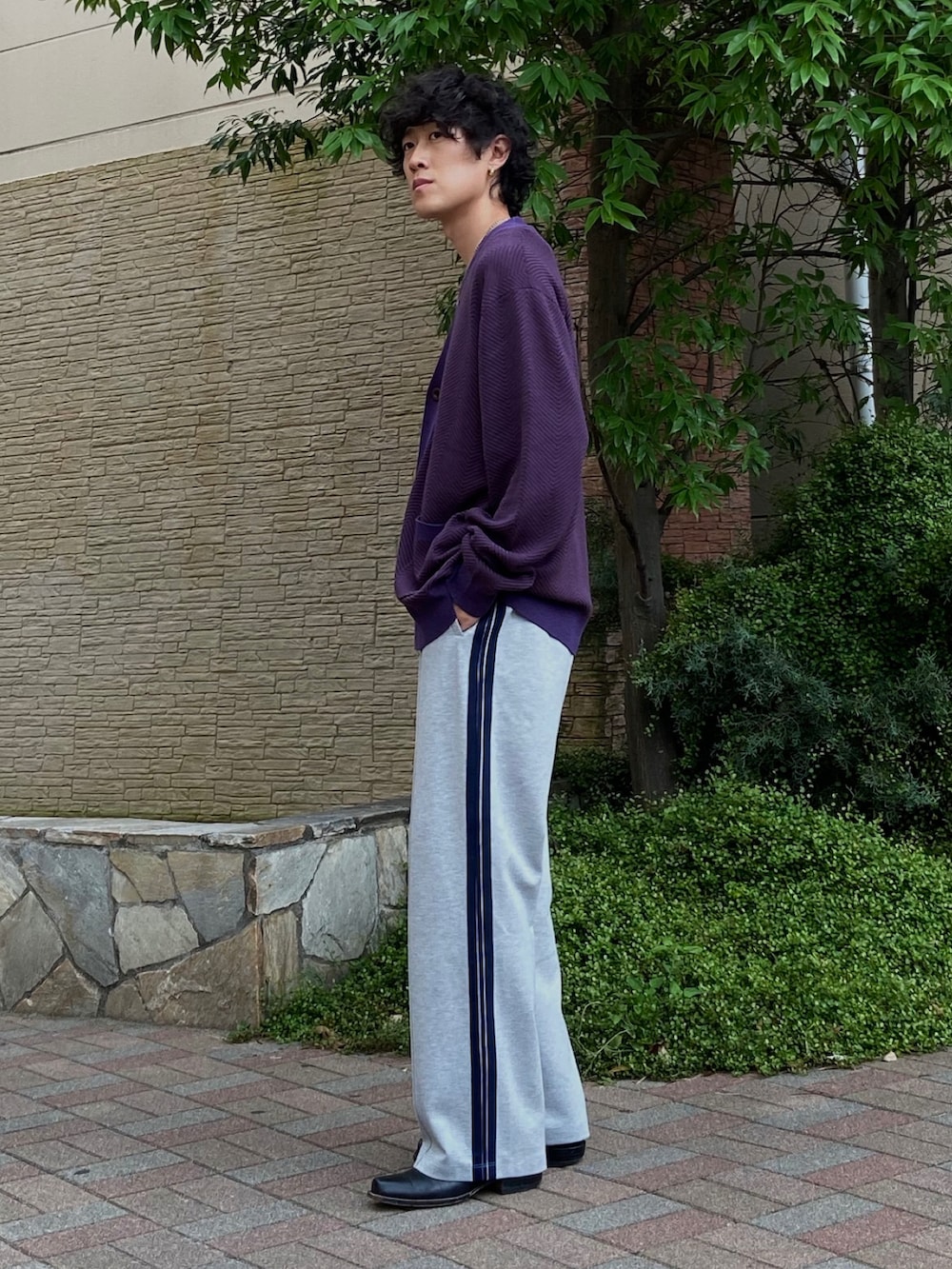 ホワイト系のタンクトップ、パープル系のカーディガン/ボレロ、グレー系のパンツを着用したメンズの秋コーディネートの2枚目の写真