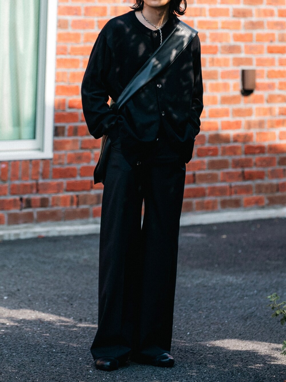 ブラック系のカーディガン/ボレロ、ブラック系のショルダーバッグを着用したメンズの秋コーディネートの2枚目の写真