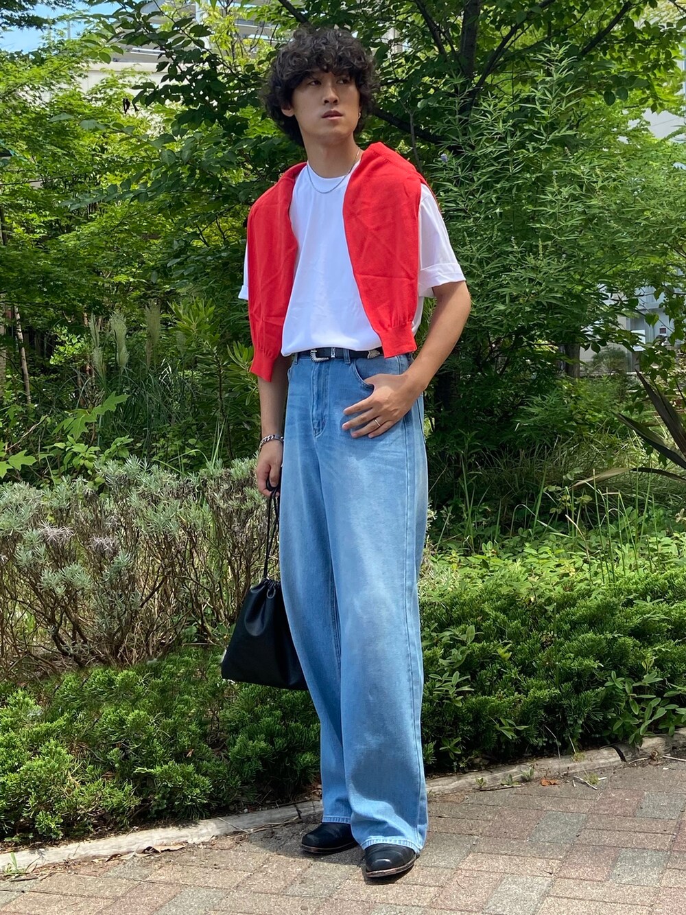 ホワイト系のTシャツ/カットソー、ブラック系のショルダーバッグ、オレンジ系のカーディガン/ボレロを着用したメンズの夏コーディネートの2枚目の写真