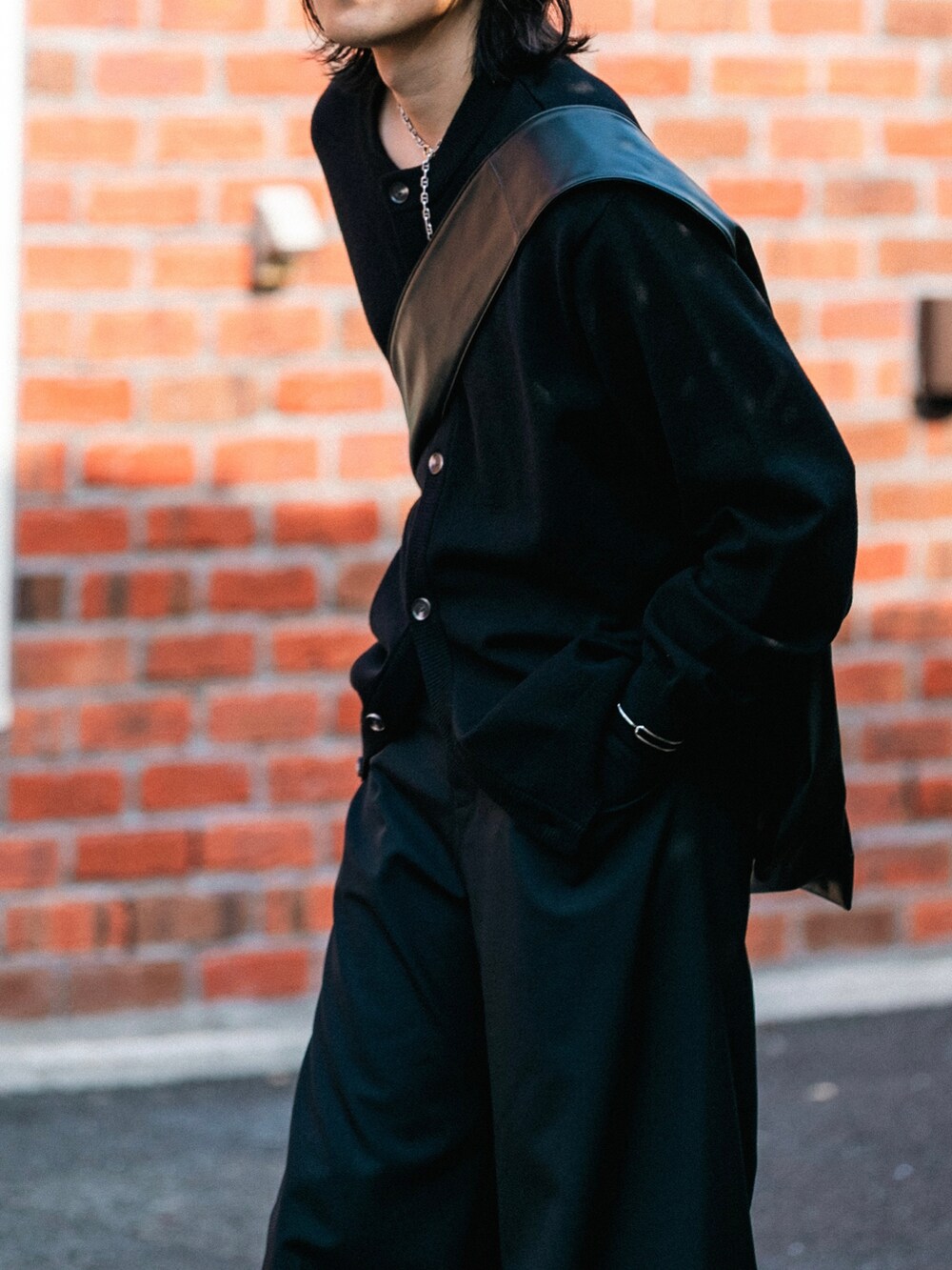 ブラック系のカーディガン/ボレロ、ブラック系のショルダーバッグを着用したメンズの秋コーディネートの5枚目の写真