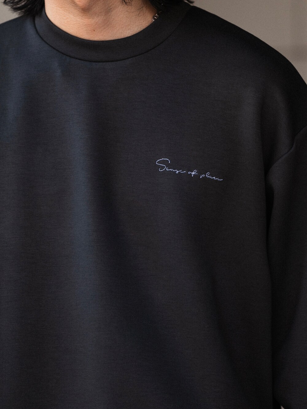 グレー系のTシャツ/カットソー、ブラック系のスラックスを着用したメンズの秋コーディネートの4枚目の写真