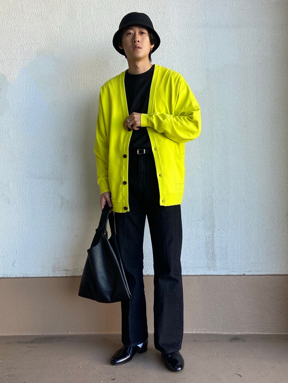 ブラック系のTシャツ/カットソー、ブラック系のトートバッグ、イエロー系のカーディガン/ボレロを着用したメンズの冬コーディネートの2枚目の写真