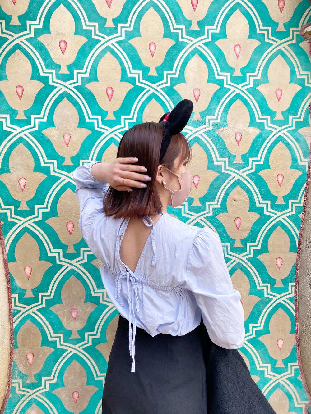 ブルー系のシャツ/ブラウス、ブラック系のスカート、ホワイト系のトートバッグを着用したレディースの春コーディネートの2枚目の写真