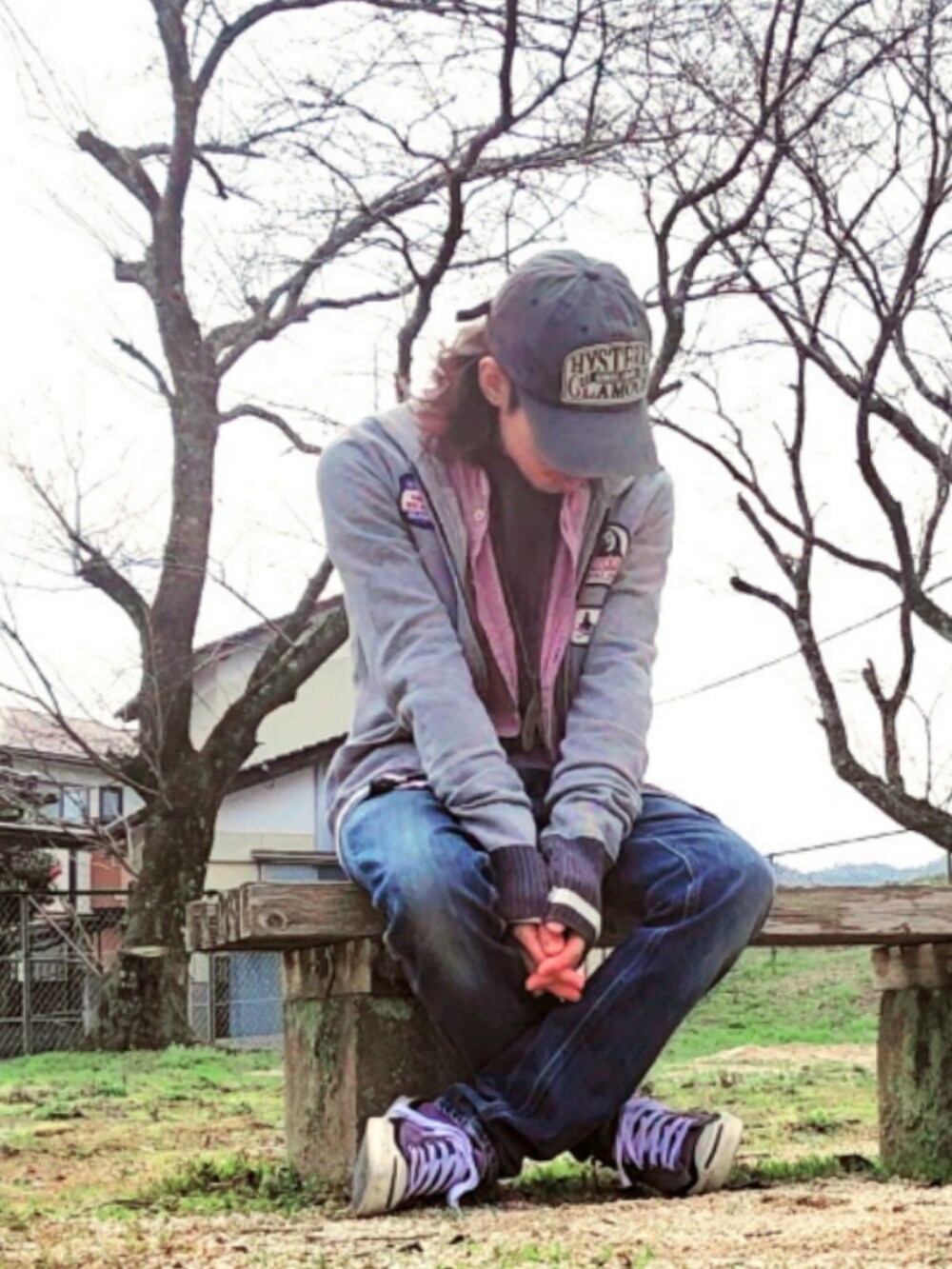 ブルー系のデニムパンツ、ブルー系のスニーカー、パープル系のTシャツ/カットソーを着用したメンズの春コーディネートの2枚目の写真