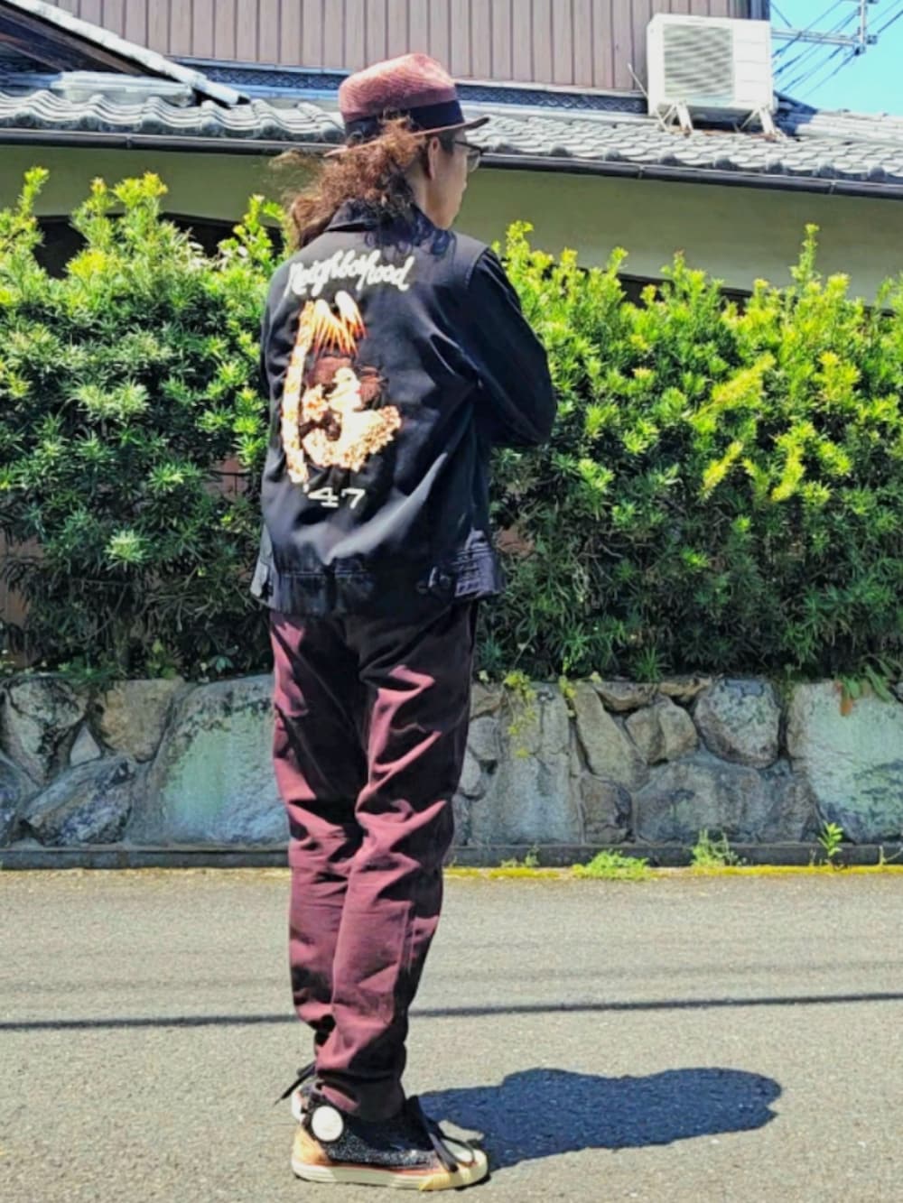 ベージュ系のシャツ/ブラウス、ブラック系のジャケット/アウター、パープル系のパンツを着用したメンズの春コーディネートの2枚目の写真