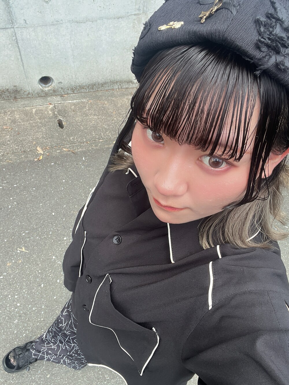 ブラック系のシャツ/ブラウス、ブラック系のその他パンツ、ブラック系のハンチング/ベレー帽を着用したレディースの夏コーディネートの3枚目の写真