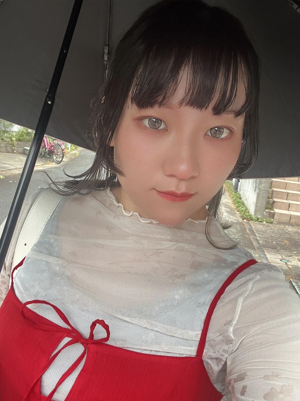 ホワイト系のTシャツ/カットソー、イエロー系のその他パンツ、レッド系のトップスを着用したレディースの夏コーディネートの2枚目の写真
