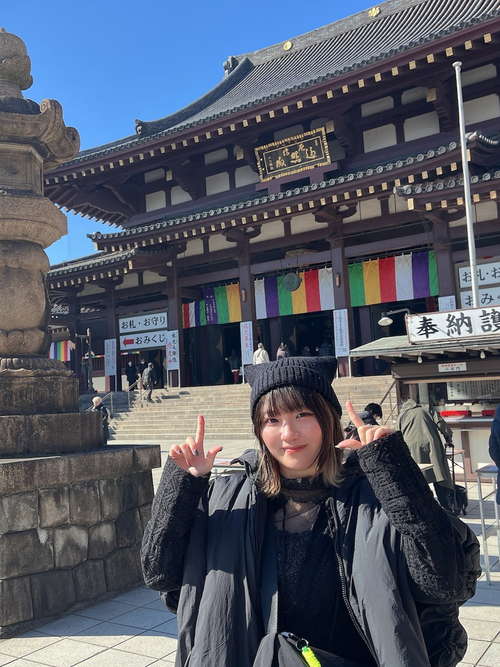 ブラック系のワンピース、ブラック系のその他パンツを着用したレディースの春コーディネートの2枚目の写真