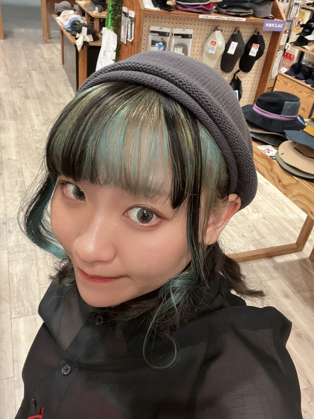 ブラック系のシャツ/ブラウス、レッド系のトップス、ホワイト系のその他パンツを着用したレディースの夏コーディネートの4枚目の写真