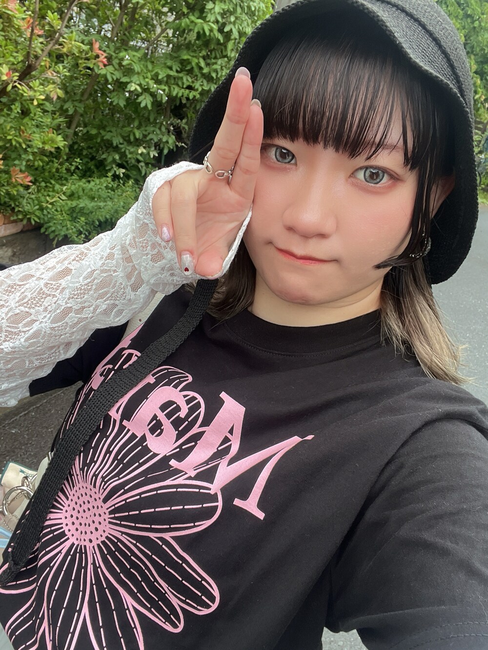 ブラック系のTシャツ/カットソー、ホワイト系のスカート、ホワイト系のカーディガン/ボレロを着用したレディースの夏コーディネートの2枚目の写真